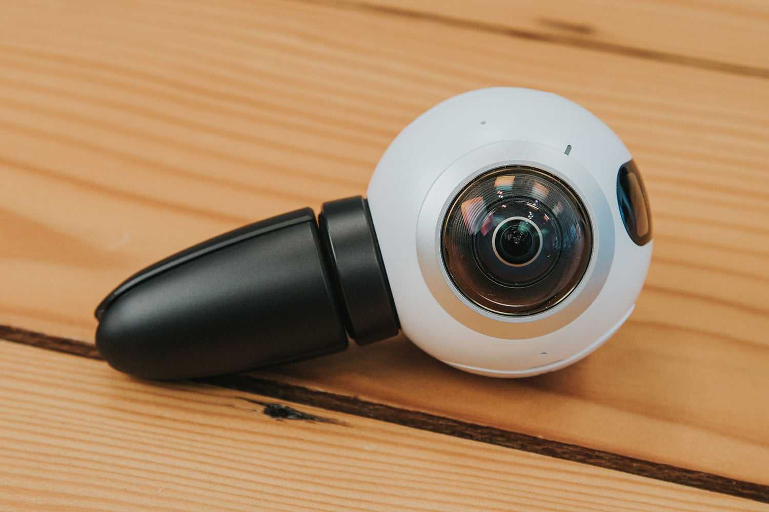 Видеокамера экшн samsung gear 360 (2017) (белый) купить от 12989 руб в самаре, сравнить цены, отзывы, видео обзоры и характеристики